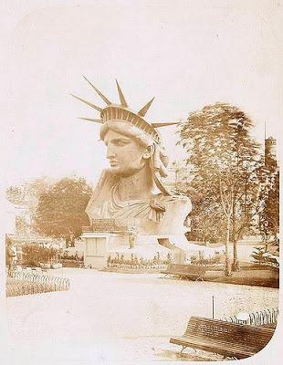 Cabeza de la Estatua de la libertad en exhibición en un parque en París.