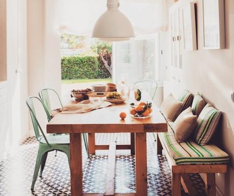 Deco Feng Shui y sillas distintas La imagen puede contener: mesa e interior