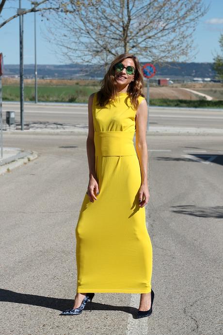 vestido amarillo con bandeau