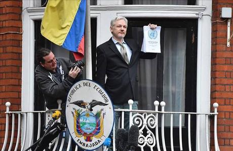 Julián Assange seguirá en la embajada de #Ecuador en Londres por el triunfo de Lenin Moreno Julián Assange seguirá en la embajada de #Ecuador en Londres por el triunfo de Lenin Moreno