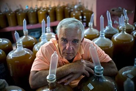Un cubano produce vino usando condones Un cubano produce vino usando condones