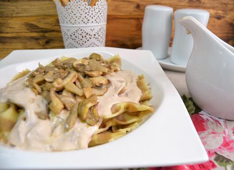 FARFALLE DE SETAS CON SALSA DE PATE