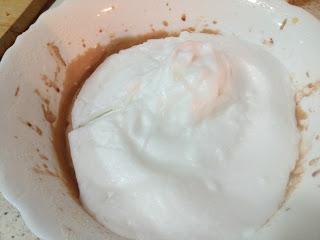 PASTEL DE CHOCOLATE, GUINDAS Y CACAHUETES PASTEL DE CHOCOLATE, GUINDAS Y CACAHUETES