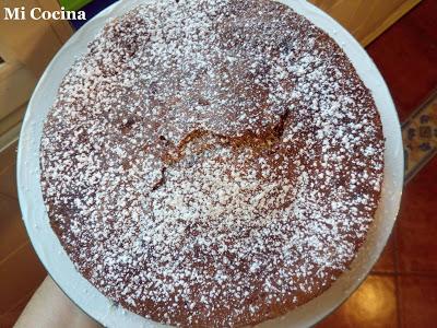 PASTEL DE CHOCOLATE, GUINDAS Y CACAHUETES PASTEL DE CHOCOLATE, GUINDAS Y CACAHUETES