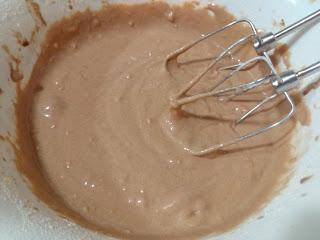 PASTEL DE CHOCOLATE, GUINDAS Y CACAHUETES PASTEL DE CHOCOLATE, GUINDAS Y CACAHUETES