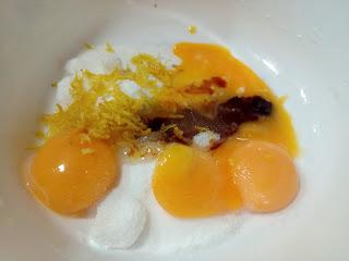 PASTEL DE CHOCOLATE, GUINDAS Y CACAHUETES PASTEL DE CHOCOLATE, GUINDAS Y CACAHUETES