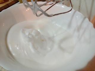 PASTEL DE CHOCOLATE, GUINDAS Y CACAHUETES PASTEL DE CHOCOLATE, GUINDAS Y CACAHUETES