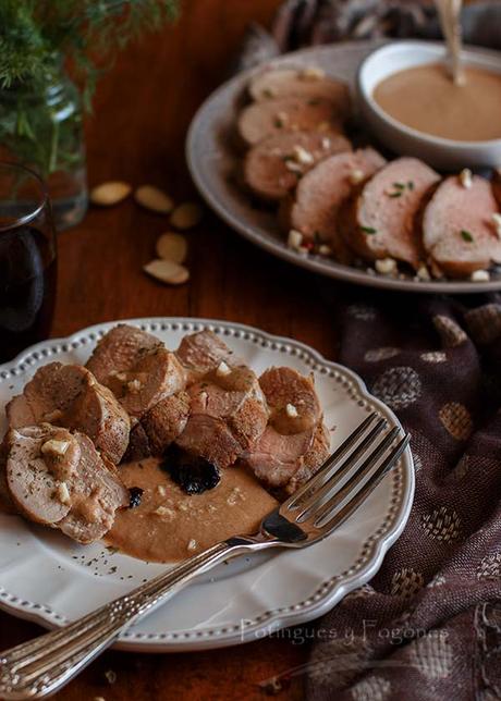 Solomillo de cerdo con salsa de almendras y ciruelas