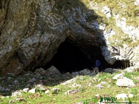 Sierra de Juan Robre: Cueva en la Canal de la Colgaiza