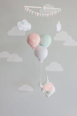 La Butaca: Un dormitorio de bebé con techos inclinados La Butaca: Un dormitorio de bebé con techos inclinados