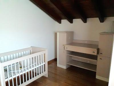 La Butaca: Un dormitorio de bebé con techos inclinados La Butaca: Un dormitorio de bebé con techos inclinados