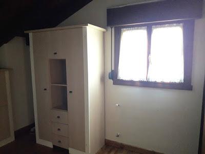 La Butaca: Un dormitorio de bebé con techos inclinados La Butaca: Un dormitorio de bebé con techos inclinados