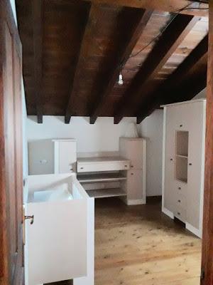 La Butaca: Un dormitorio de bebé con techos inclinados La Butaca: Un dormitorio de bebé con techos inclinados