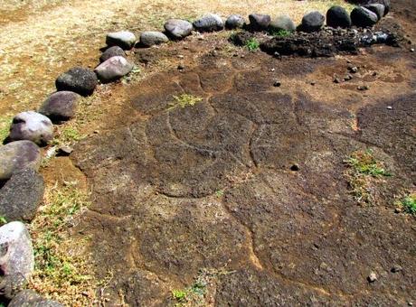 Petroglifos en Rapa Nui Petroglifos en Rapa Nui