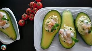 Aguacates con yogur y gambas