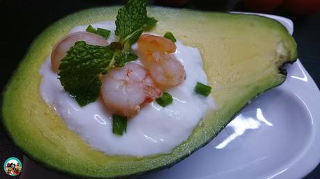 Aguacates con yogur y gambas