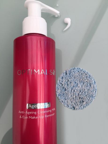 Aunque tiene una textura en crema a mi me gusta retirarla con una esponja húmeda. Probando Texturas de Productos para la Limpieza Facial.