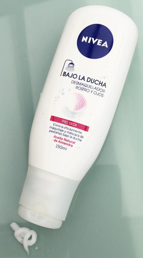 En la foto se puede ver lo cremosa que es su textura. Probando Texturas de Productos para la Limpieza Facial.