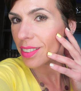 Amarillo y frambuesa: Maquillaje, manicura y outfit