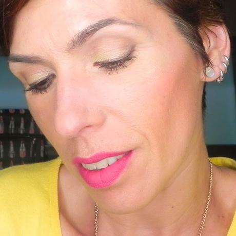 Amarillo y frambuesa: Maquillaje, manicura y outfit
