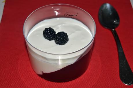 Yogur griego con coulis de moras silvestres