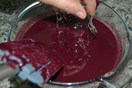 Yogur griego con coulis de moras silvestres