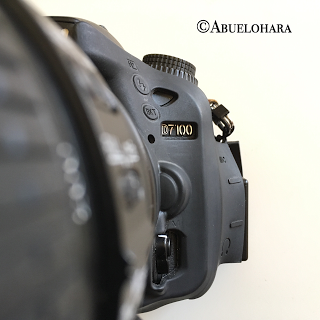 Modulo GPS instalado en Nikon D7100. Como puedes ver, prácticamente queda adherido al cuerpo. Con la funda de neopreno ni si quiera es visible desde el frente. Fotografia_Nikon_Abuelohara