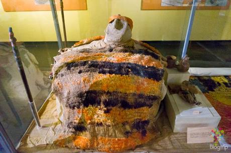 Momia peruana con textiles funerarios prehispánicos
