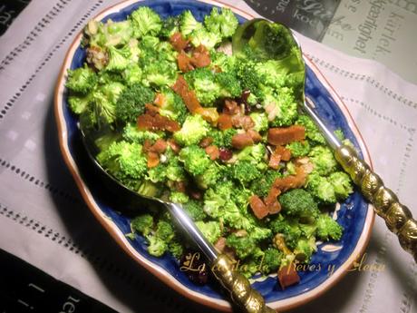 Ensalada de brócoli con frutos secos y vinagreta de mostaza y miel