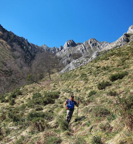 LOS PROFUNDOS VALLES DEL RAIGOSU (Raigosu, Cuadrazales, Forno y L'Gallu) LOS PROFUNDOS VALLES DEL RAIGOSU (Raigosu, Cuadrazales, Forno y L'Gallu)