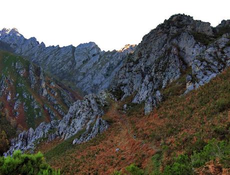 LOS PROFUNDOS VALLES DEL RAIGOSU (Raigosu, Cuadrazales, Forno y L'Gallu) LOS PROFUNDOS VALLES DEL RAIGOSU (Raigosu, Cuadrazales, Forno y L'Gallu)