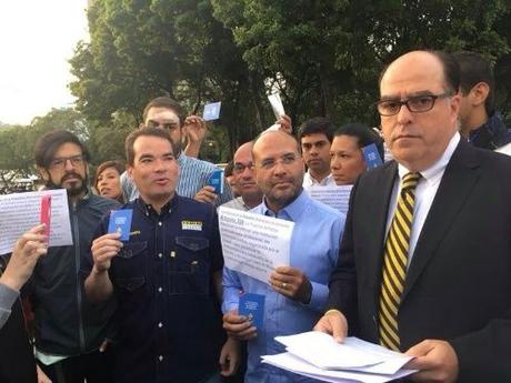 Diputados acuden a Comandancia General de la #GNB para exigir cese a represión Diputados acuden a Comandancia General de la #GNB para exigir cese a represión