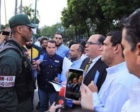 Diputados acuden a Comandancia General de la #GNB para exigir cese a represión Diputados acuden a Comandancia General de la #GNB para exigir cese a represión