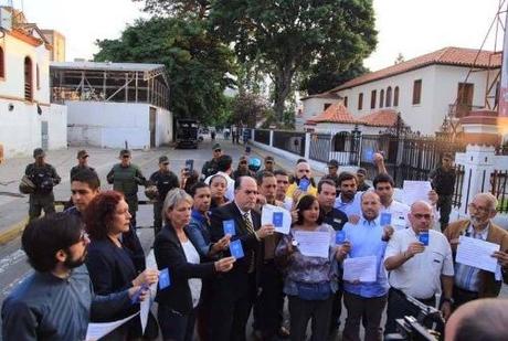 Diputados acuden a Comandancia General de la #GNB para exigir cese a represión Diputados acuden a Comandancia General de la #GNB para exigir cese a represión