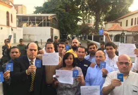 Diputados acuden a Comandancia General de la #GNB para exigir cese a represión Diputados acuden a Comandancia General de la #GNB para exigir cese a represión