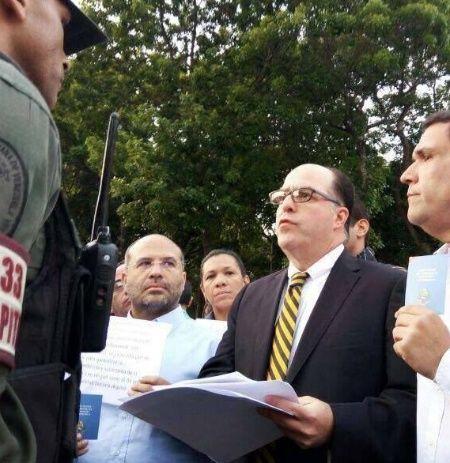 Diputados acuden a Comandancia General de la #GNB para exigir cese a represión Diputados acuden a Comandancia General de la #GNB para exigir cese a represión