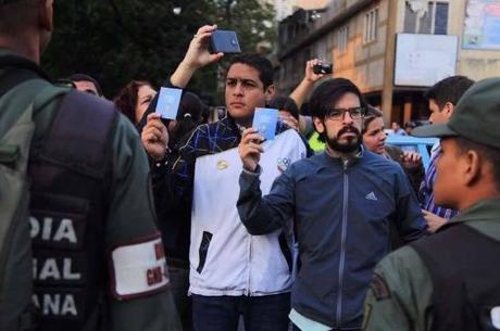 Diputados acuden a Comandancia General de la #GNB para exigir cese a represión Diputados acuden a Comandancia General de la #GNB para exigir cese a represión