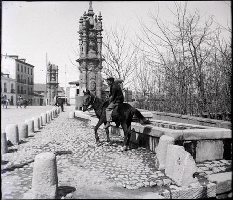 Fotos antiguas: Bebiendo en el Puente de Toledo (1930)