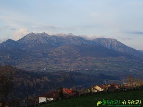 Senda del Chorrón y Foz del Río Valle: Vista del Sueve desde Melarde, Piloña