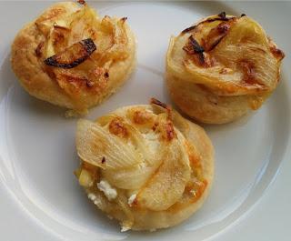 MINIPIZZAS DE QUESO DE CABRA Y CEBOLLA