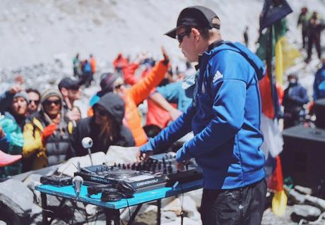 “La fiesta más alta de la Tierra” en el Everest #Musica #Dj “La fiesta más alta de la Tierra” en el Everest #Musica #Dj