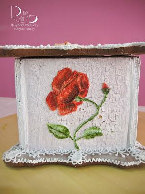 CAJA DE GALLETA CON FLORES BORDADAS (DEDICADO A TI)