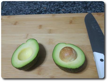 Salmón a la plancha con aguacate y tomate