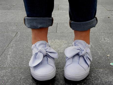 sneaker con lazos azul bebe de asos con camisa azul de rayas y topos blancos de primark para un outfit de primavera y jeans de violeta by mango