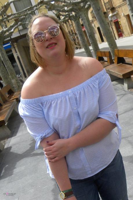 Lazos sneaker con lazos azul bebe de asos con camisa azul de rayas y topos blancos de primark para un outfit de primavera y jeans de violeta by mango