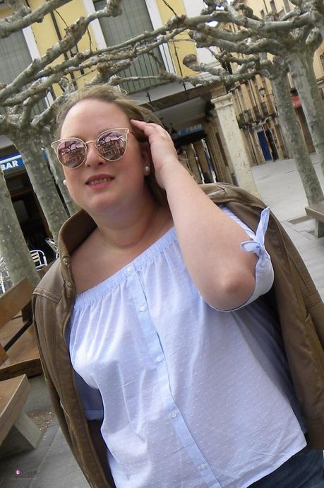 Lazos sneaker con lazos azul bebe de asos con camisa azul de rayas y topos blancos de primark para un outfit de primavera y jeans de violeta by mango