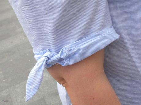 sneaker con lazos azul bebe de asos con camisa azul de rayas y topos blancos de primark para un outfit de primavera y jeans de violeta by mango
