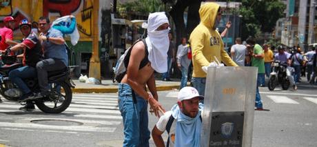 Bs. 300.000 le pagan a cada encapuchado para destrozar #Caracas (VIDEO) Bs. 300.000 le pagan a cada encapuchado para destrozar #Caracas (VIDEO)