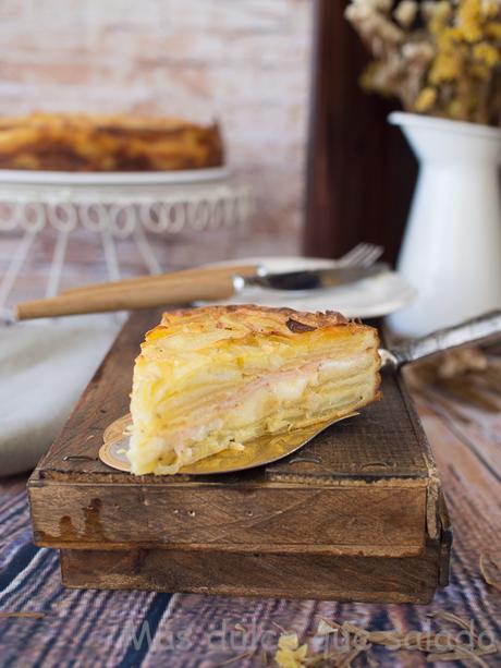 Pastel de patata relleno de jamón y queso