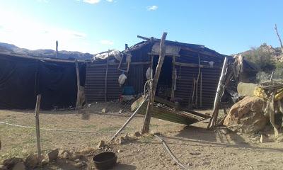 Las lluvias  le voltearon las paredes de su casa y piden contar con el Servicio de Electrificación Rural